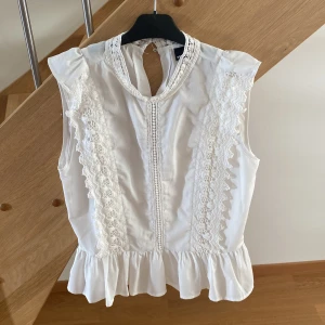 Vit blus - Vit jättesöt blus, använd ett fåtal gånger. Hade en liknande och säljer därför denna! Köparen står för frakt💕