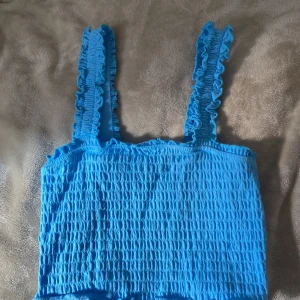 Topp - Söt blå topp från vero moda i storlek xs, aldrig använd, frakt tillkommer.   (rensar gaderob) 💕