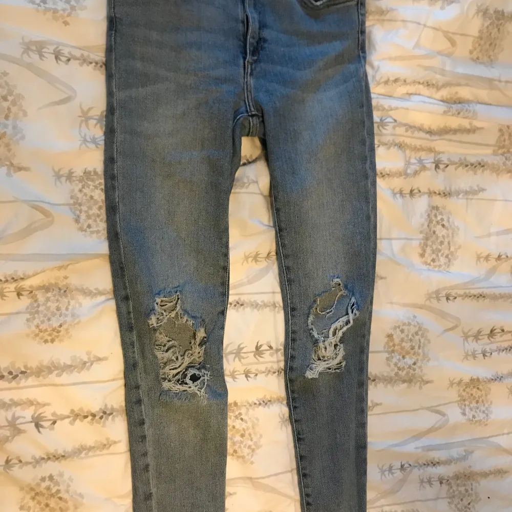 Ett par stretch jeans från bik bok i strlk M. Hål på knäna och är i nyskick. Ja har endast använt dom ett fåtal ggr och säljer för att de inte kommer till användning längre. Super fina oxh jätte mjuka att ha på sig . Jeans & Byxor.