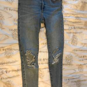 Ett par stretch jeans från bik bok i strlk M. Hål på knäna och är i nyskick. Ja har endast använt dom ett fåtal ggr och säljer för att de inte kommer till användning längre. Super fina oxh jätte mjuka att ha på sig 