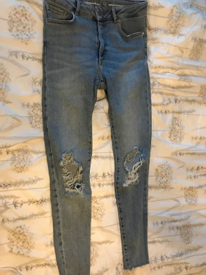 Jeans slim fit - Ett par stretch jeans från bik bok i strlk M. Hål på knäna och är i nyskick. Ja har endast använt dom ett fåtal ggr och säljer för att de inte kommer till användning längre. Super fina oxh jätte mjuka att ha på sig 