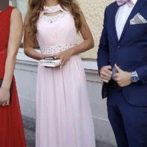 Balklänning  - Jag är 167cm lång då gick klänningen nästan precis till marken. Använd på två baler.