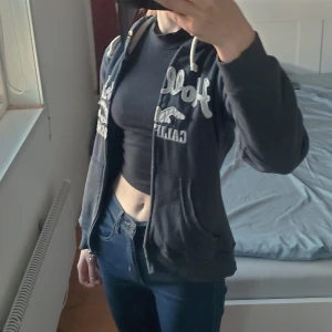 Hollister hoodie - Hoodie från hollister. Passar bra på mig som vanligtvis har S. Skulle även passa M som är den angivna storleken på plagget