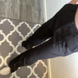 Kostymbyxor Madlady - Svarta kostymbyxor från Madlady. Är själv ca 174 och dem passar bra i längden men är för stora i midjan. Nypris 499 kr men jag säljer för 200 kr🫶🏻