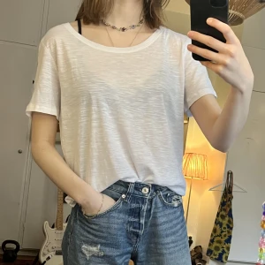 T-shirt - En nyköpt t-shirt från hm. Aldrig använt, lappen hänger kvar. Originalpris 99kr.