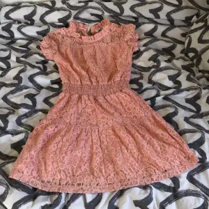 En rosa sommar klänning 