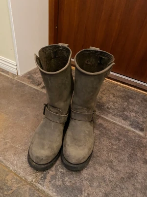 Primeboots, gröna, stlk 37 - Fina Primeboots engineer, gröna, storlek 37.