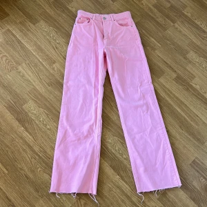 Rosa jeans - Säljer mina rosa jättefina jeans från gina då de är lite långa och inte kommer till användning längre🌸🌸