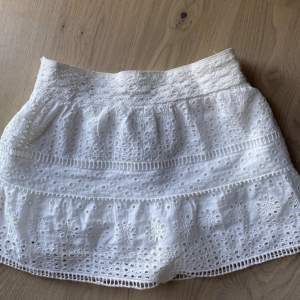 sjukt söt kjol från zara, helt oanvänd med lappen kvar. perfekt till sommaren och matchar till allt! 🩵 (lånad bild)