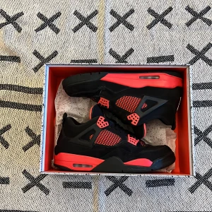 Jordan 4  - Säljer mina Jordan 4 ”Red Thunder” då dom inte används. Köpte dom på Stock X förra året.  Nypris ca 5000kr, skick 7-8/10.