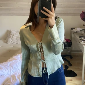 Mintgrön knyttopp - Jättefin mint/sage grön knyttopp, med utsvängda armar, storlek M men sitter som en lite större S.  Gott skick!❤️