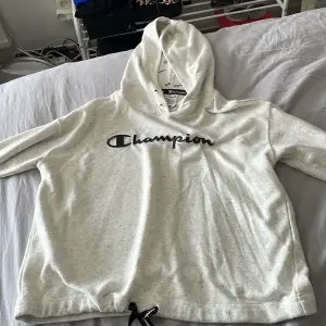 Champion hoodie/ croppad med resår längst ner. Storlek s