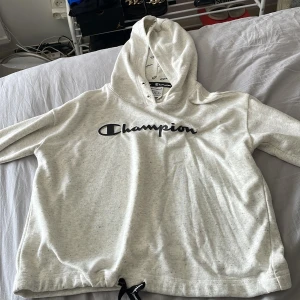Champion hoodie - Champion hoodie/ croppad med resår längst ner. Storlek s
