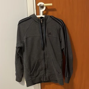 Adidas kofta  - en fin vintage adidas kofta i bra skick, den har en färg fläck  vid ärmen som inte går bort men inget man tänker på💖💖