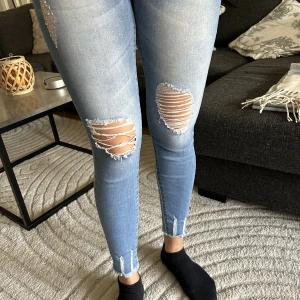 Ljusa jeans  - Ljusa skinny jeans med slitna detaljer. Stretchiga material. Midjan är mid waist. Storlek 38. Fint skick och de har fickor både fram och bak. Korta i modellen, jag är 175cm lång. 😊