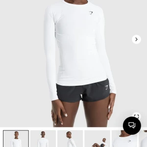 Gymshark topp - Säljer den här jätte snygga träningstoppen då jag endast använt den en gång. Nypris 299, säljes för 150kr💕skriv för fler bilder