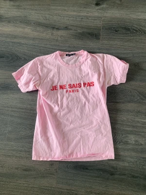 Rosa T-shirt  - Rosa T-shirt från boohoo i strl 36.