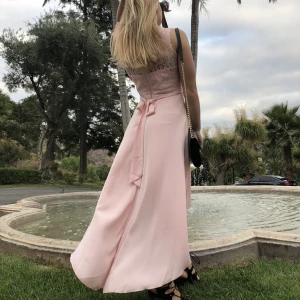 Vacker rosa klänning - Superhärlig rosa klänning från Chiara Forthi Milano i stl 36 (ca S). Bandet går att knyta i rosett både fram eller bak i ryggen! Endast använd en gång!