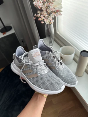 Adidas skor strl 36 2/3 - Helt oanvända skor från Adidas i strl 36 2/3.  Säljes pga för små. 