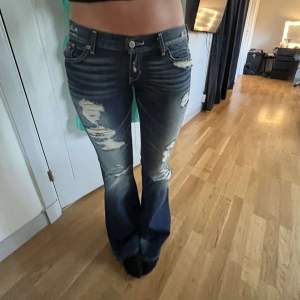 Så coola lågmidjade jeans med slitningar🤗🤩 Midjemåttet 40 innerbenslängd 82
