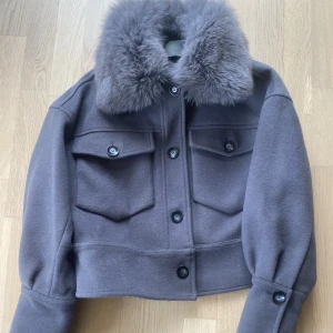 Meontine jacka  - Säljer min gråa meontine jacka då den inte kommit till användning.  Storlek xs/s, hör av er för fler bilder 💓 Ny pris 2800kr