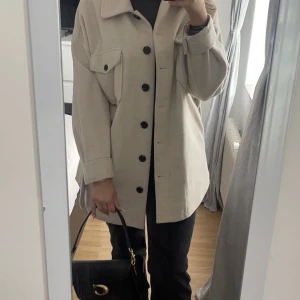 Nelly kappa (stl 34) - Använd fåtal gånger, i bra skick. Nypris:699kr