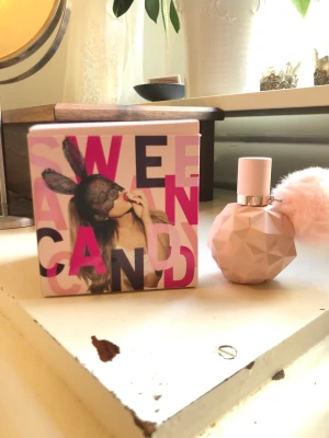 Parfym Ariana Grande  - Nyköpt parfym som jag bara använt en gång då jag ville prova doften men då den inte passar mig så mycket i smaken så försöker jag sälja den vidare💕 den kommer i original förpackning💐
