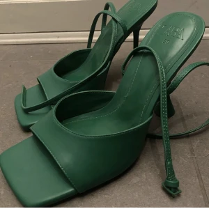 Klackar  - Supersnygga klackskor från zara💗använda fåtal gånger så nästan i nyskick🌸säljer då dom inte kommer till användning💗nypris 549🌸stl 38😍