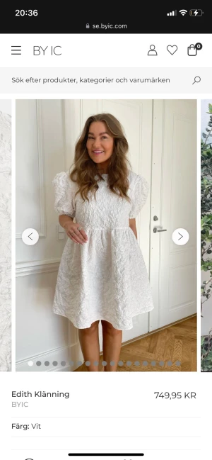 Vit klänning  - stolek xs, passar s också🤩frakt tillkommer. Aldrig använd enbart testad