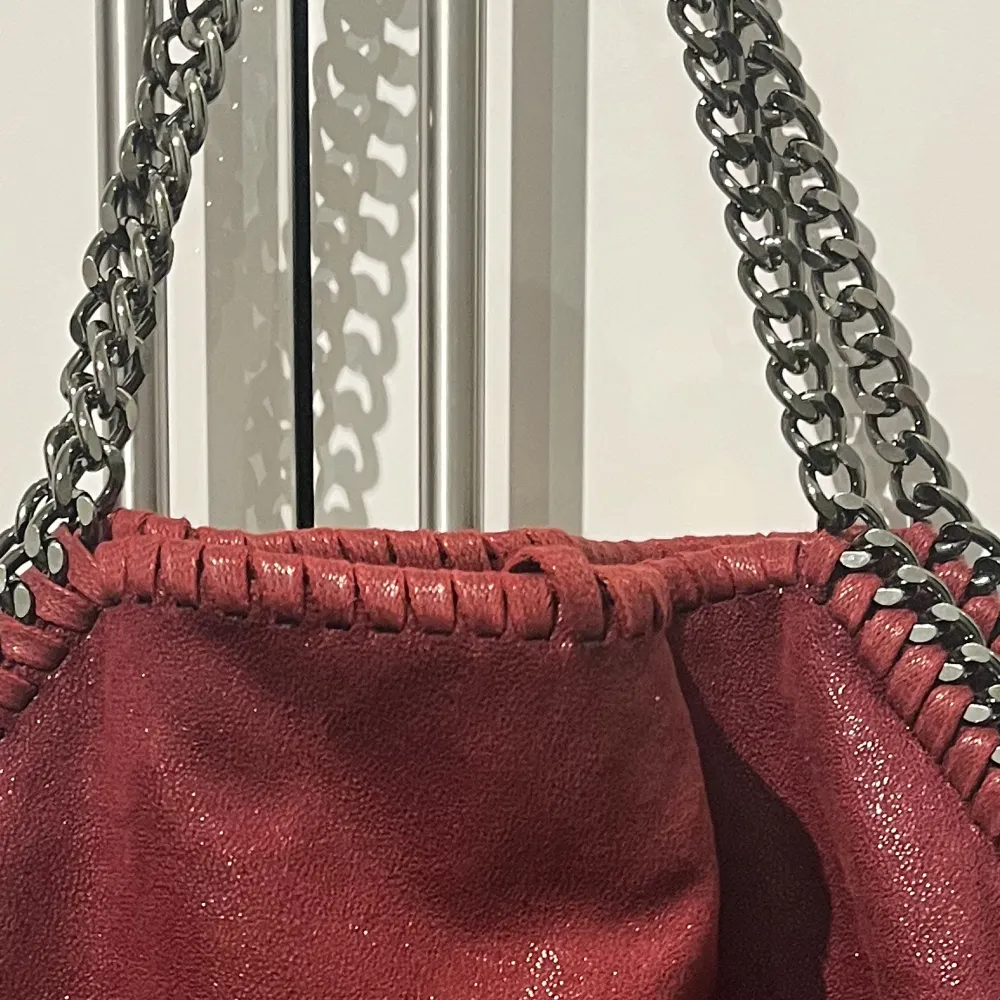 Säljer denna röda Stella Mccartney liknande väska. Förekommer en liten defekt som man kan se på tredje bilden vid sömmen. . Väskor.