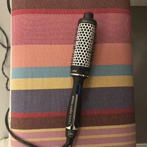 Björn Axén värmeborste 38mm - Säljer min Björn Axén Magic Style Brush i 38mm, fungerar toppen och har varit min favorit, men köpte tillslut en dyson så har inte längre användning för borsten!💓 (Säljer även Värmespolar och varmluftsborste, kika in mina andra annonser!)🥰