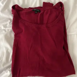 Röd långärmad tröja, bigsize tröja, stretch, såå könt tyg. Knappt använd. Inga hål eller fläckar, inte tajt.
