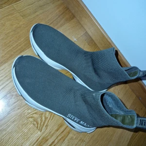 Steve Madden  - Steve Madden Sneakers - Master  Super sköna skor, aldrig använda mer än till affären 1-2 gånger. 