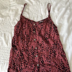 Somrigt prickigt blus aktivt linne - Detta linnet passar perfekt till sommaren.Har haft detta i ett tag  nu och har aldrig fått så mycket komplemanger,men tyvärr har jag växt ur det!Obs frakt 45kr