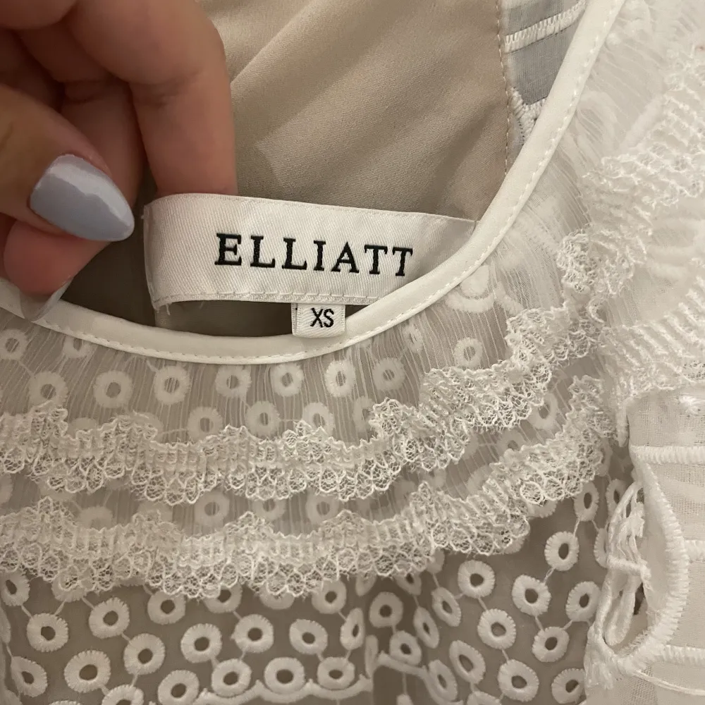Säljer min superfina klänning från ELLIATT som är ett australiensiskt lyx märke. Nypris var 3500kr och jag säljer för endast 2000. Klänning har används en gång och är som ny. Perfekt till student och skolavslutningar🫶💕. Klänningar.