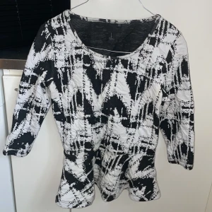 Peplum topp - Säljer denna fina peplum topp.  Strl: XS. Mycket fin och använd endast 1 gång! 