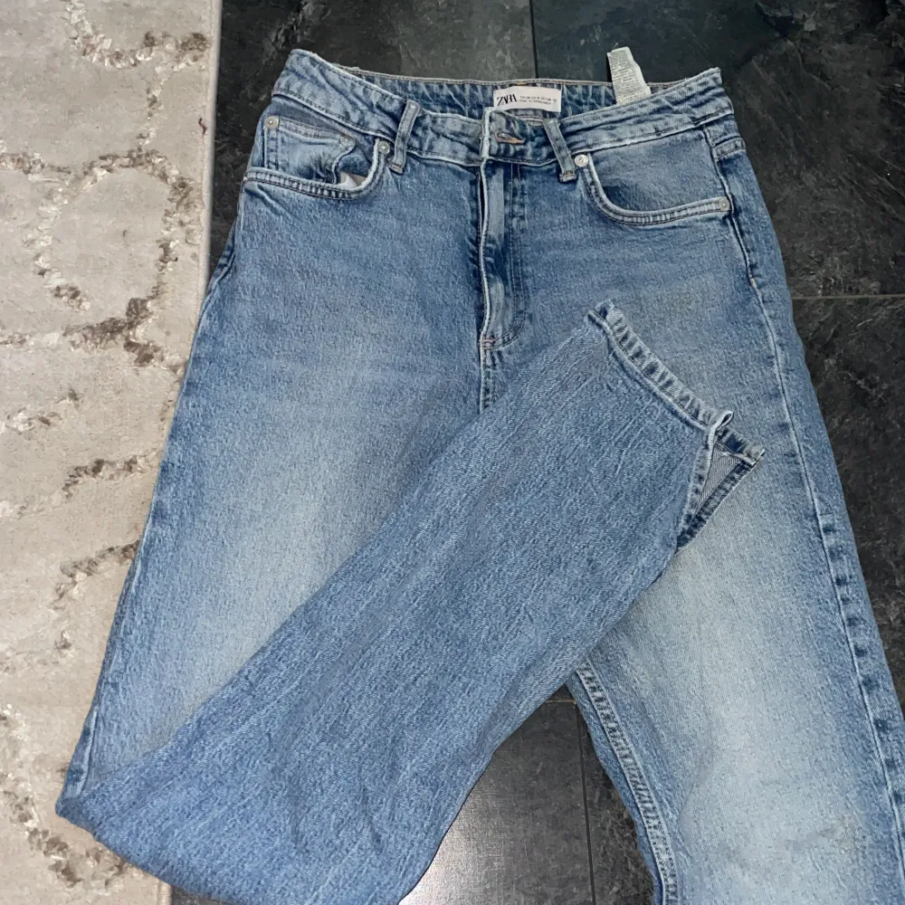 Från zara stl 38 men skulle säga en liten 38 mer som en 36. Anvönda en gång sedan legat i garderoben så dem är som nya. . Jeans & Byxor.