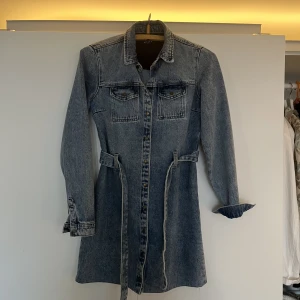 Jeans klänning - Jeansklänning men knappar och skärp i midjan. 