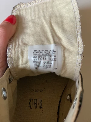 Converse, läder - Säljs Converse dam, höga, läder Sneakers är i bra skick.