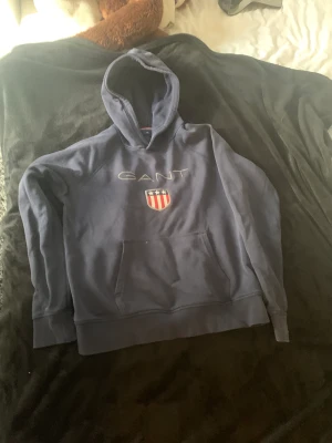 Mörk blå gant hoodie - Säljer nu min gant hoodie för den har blivit för liten jag köpte dena på kids brand store🫶🏽
