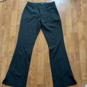 Lågmidjade kostymbyxor svart - Säljer mina favorit byxor då de blivit för små🩷 Bikboks lågmidjade vera i storlek 38! Bra skick, använda ett fåtal gånger🩵 inga skador ser nya ut!