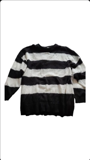 Mjukiströja - Nyskick.  En gammal hm mjukiströja som ej kommer till använden pågrund av den icke är min stil längre. Tveka inte att ställa frågor!