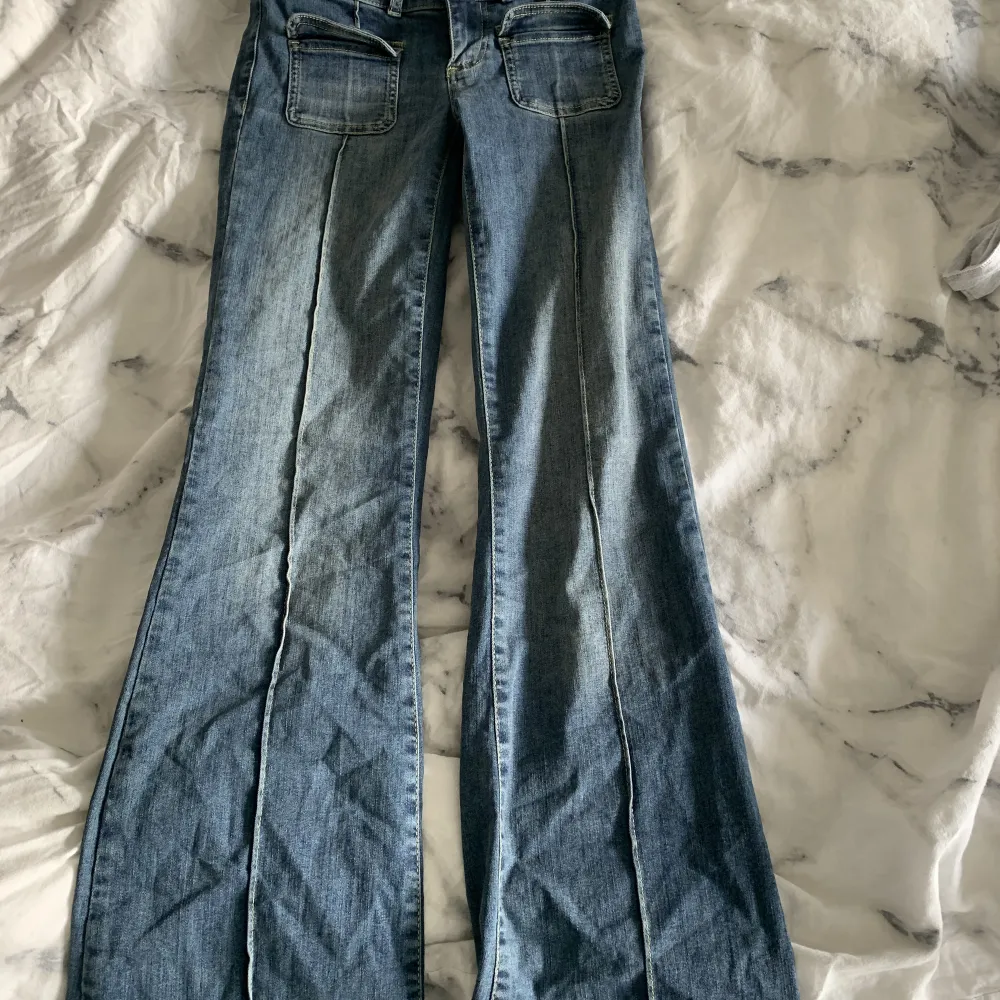 Säljer dessa fina jeans från Nelly pga att dom har blivit för små, inte alls mkt användning💞. Jeans & Byxor.