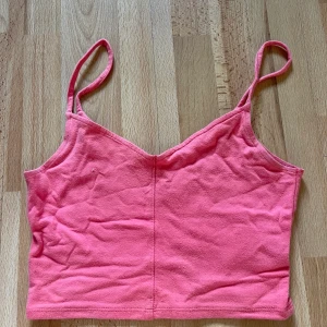 Kort rosa linne - Skriv om du är intresserad så kan vi diskutera pris, frakt och så vidare😊 Bara att skriva om du vill ha fler bilder