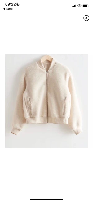 Teddy jacka - Säljer min teddy jacka från & Other stories. Storlek S. Jag är 166 