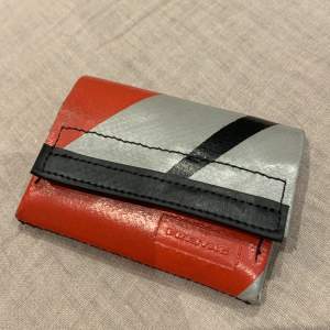 Röd freitag plånbok bara en månad gammal! Nypris 900kr