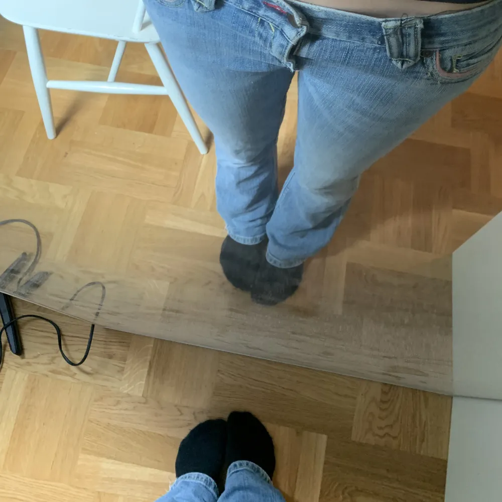 Söta lågmidjade jeans med coola detaljer 💗. Jeans & Byxor.