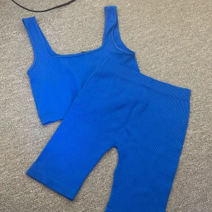 Blått sätt  - Säljer då det här blåa sättet från zara,båda delarna är i L men är som S men då de är stretchiga passar det säkert som L också❣️