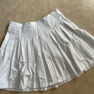 Kjol pull & bear - Vit kjol från pull & bear. Storlek S. Aldrig använd. 
