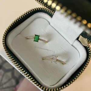 Ringar - Två ringer från Ani i storlek 19. guld och helt oanvända. nypriset är 800per ring. Jag säljer 500kr stycken eller båda ringarna för 800.